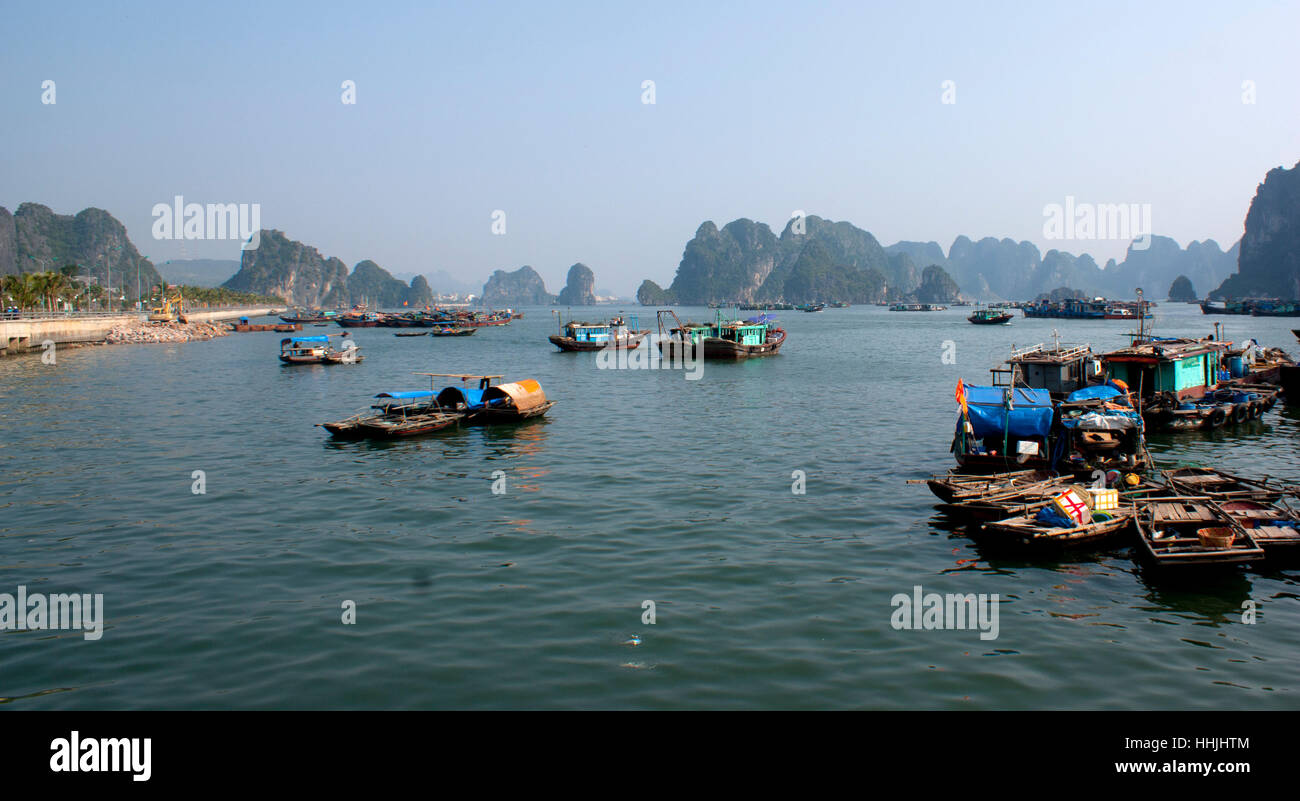 Malerische Ausblicke und Ausflugsboote in Ha Long Bay Vietnam Stockfoto