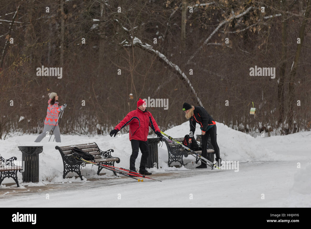 Menschen entspannen Sie auf einem Ski-Ausflug in den Wald. Stockfoto