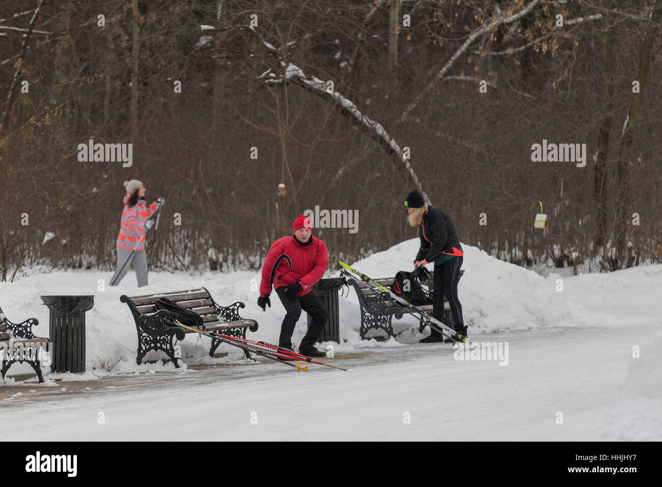 Menschen entspannen Sie auf einem Ski-Ausflug in den Wald. Stockfoto