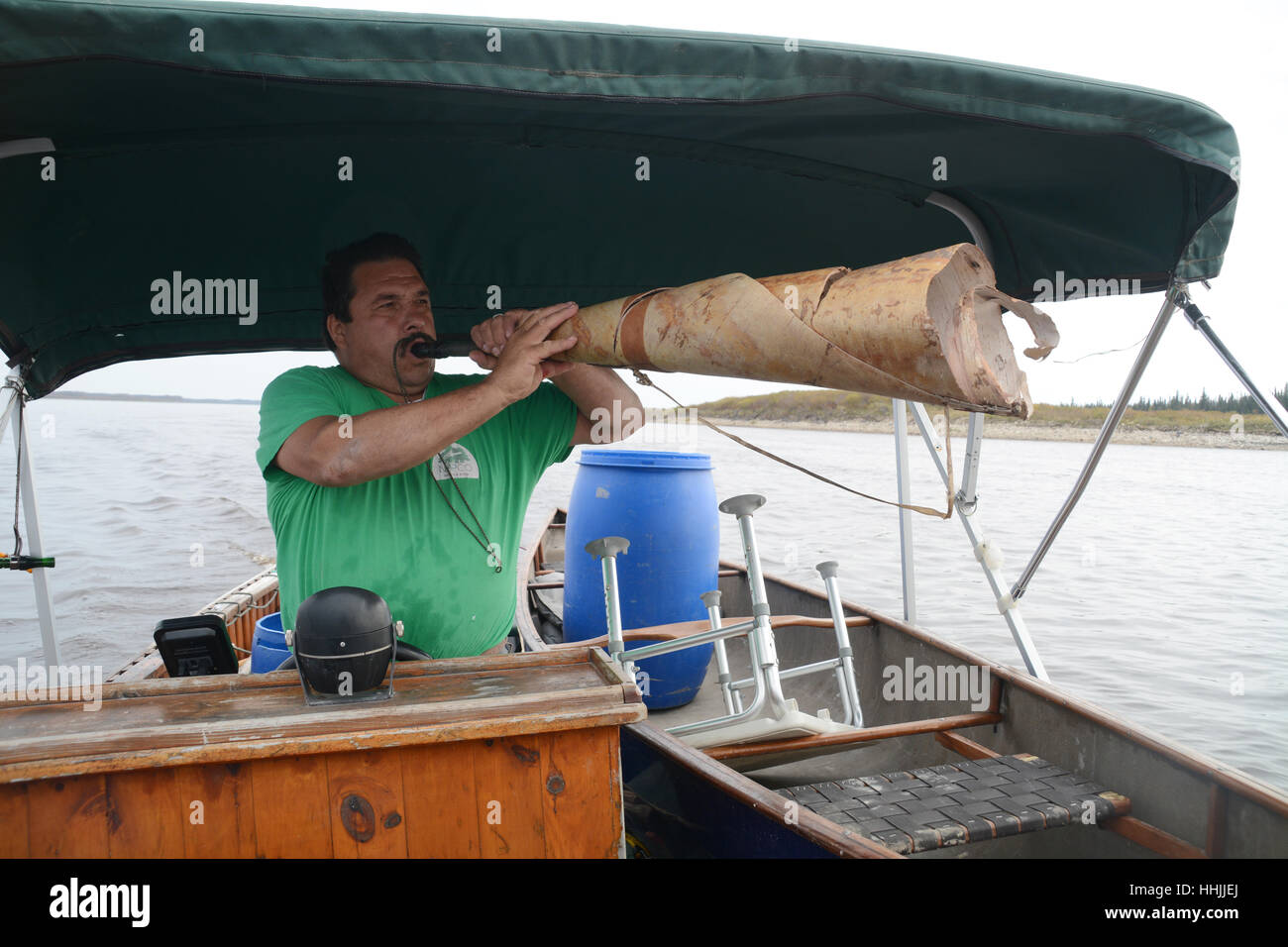 Ein einheimischer kanadischer Jäger, der bei der Jagd in der Nähe der Stadt Moosonee im Norden von Ontario, Kanada, einen Elchruf mit einem Birkenrindenhorn imitiert. Stockfoto
