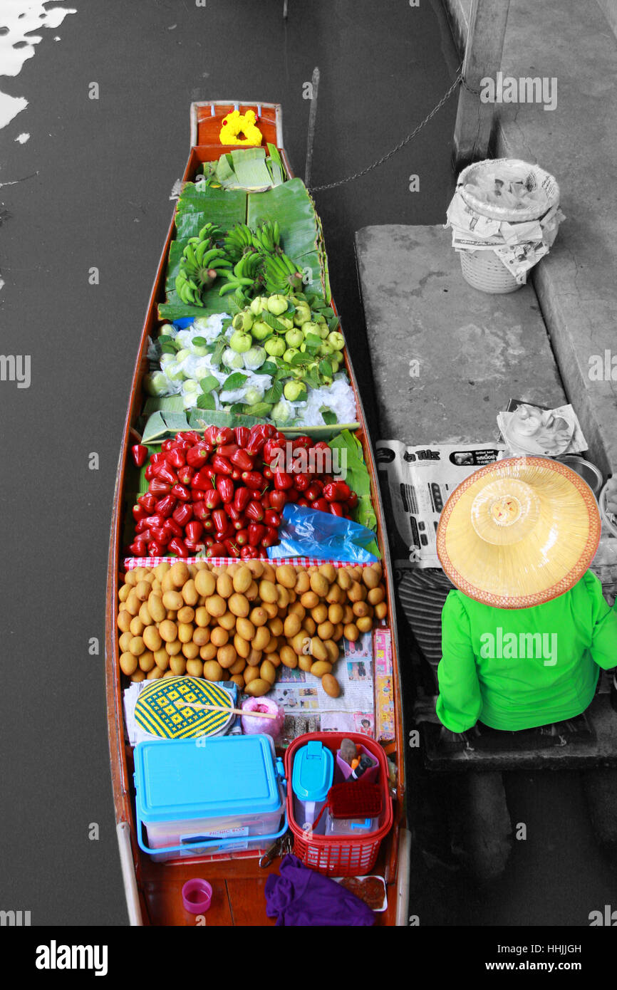 Schwimmenden Markt, Obst-Verkäufer in Holzboot, Thailand. Stockfoto
