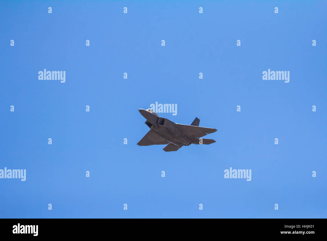 Lockheed Martin F-22 Raptor fliegen bei Mach 2 Kampfjet Überschall während einer live-Performance in die California-Kosten Stockfoto