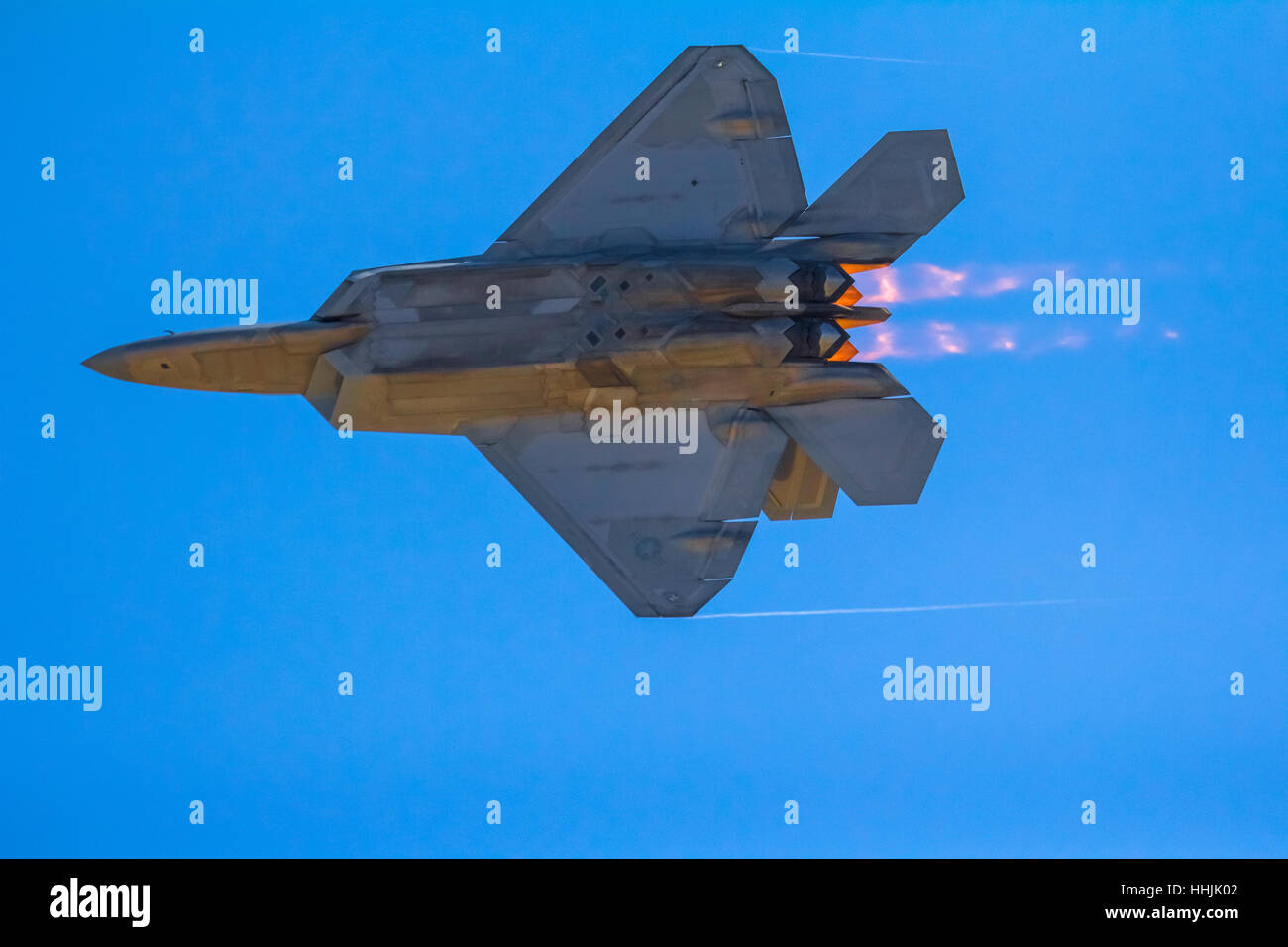 Lockheed Martin F-22 Raptor fliegen bei Mach 2 Kampfjet Überschall während einer live-Performance in die California-Kosten Stockfoto