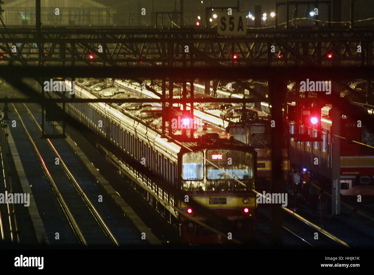 Jakarta, Indonesien. 19. Januar 2017. Luftaufnahme der Flotte von Jakarta Pendler Linie Zug Züge Depot Depok Station, Depok, West-Java. Die indonesische nationale Eisenbahngesellschaft, PT Kereta Api Indonesia - Jakarta s Line (PT KAI-KCJ), projiziert Wachstum in der Zahl der Passagiere Jakarta Pendler Linie 4,19 % betrug, oder 11,7 Millionen Menschen im Jahr 2017, von den vorherigen 280,58 Millionen Passagieren im Jahr 2016 wurde 202,34 Millionen Passagiere bis zum Ende dieses Jahres. Bildnachweis: Pazifische Presse/Alamy Live-Nachrichten Stockfoto