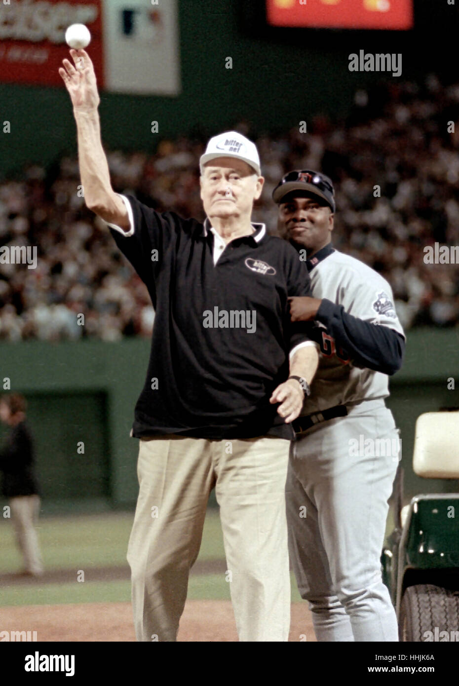 Ehemalige Red Sox All Star Ted Williams wirft die erste Seillänge mit Hilfe von Tony Gwynn 1999 All-Star-Game im Fenway Park Stockfoto