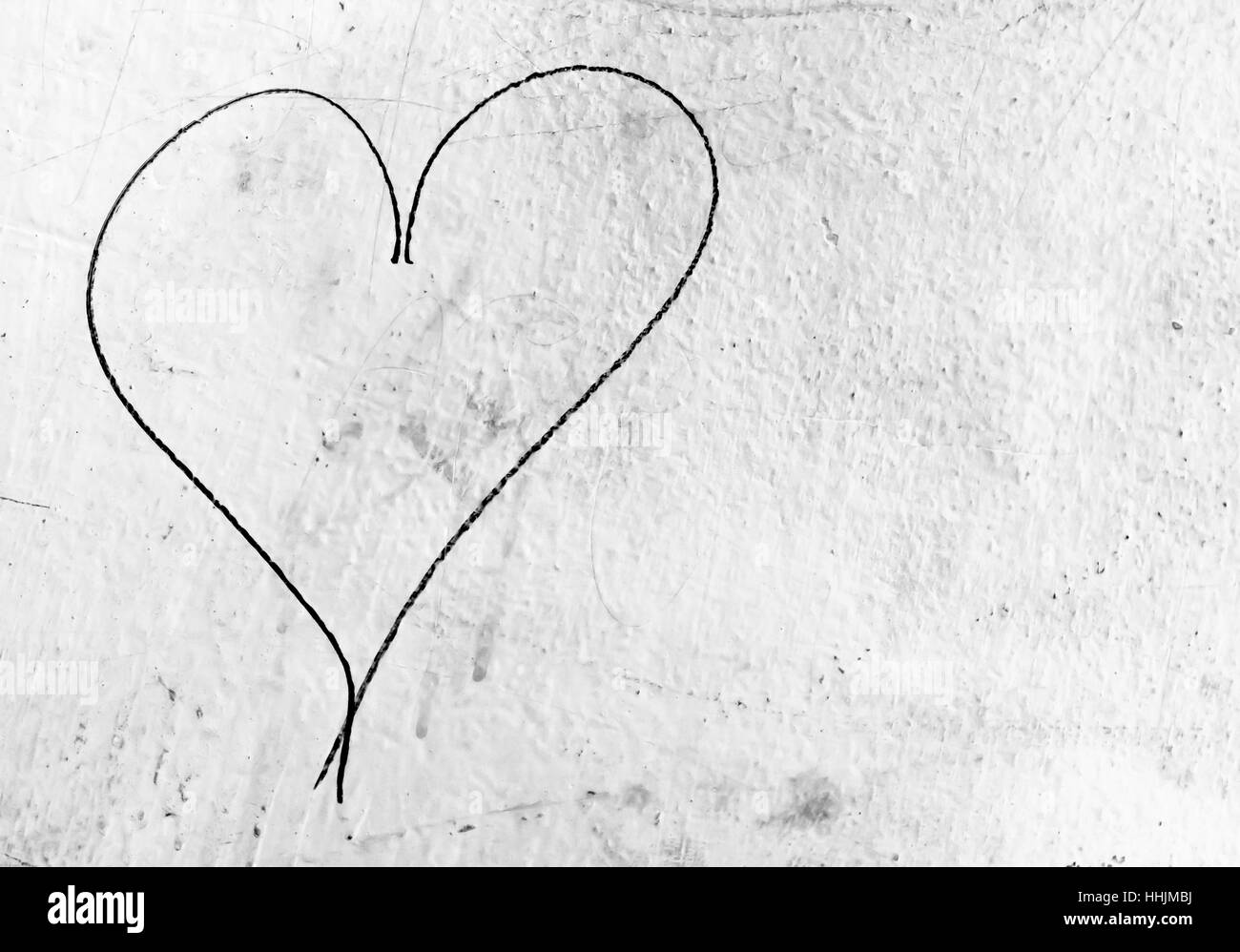 Konzept oder konzeptionelle gemalten schwarzen abstrakte Herzen Formen Liebe Symbol, schmutzigen Wand Hintergrund, Metapher, Stadt- und romantischen Valentinstag, Grunge-Stil. Stockfoto