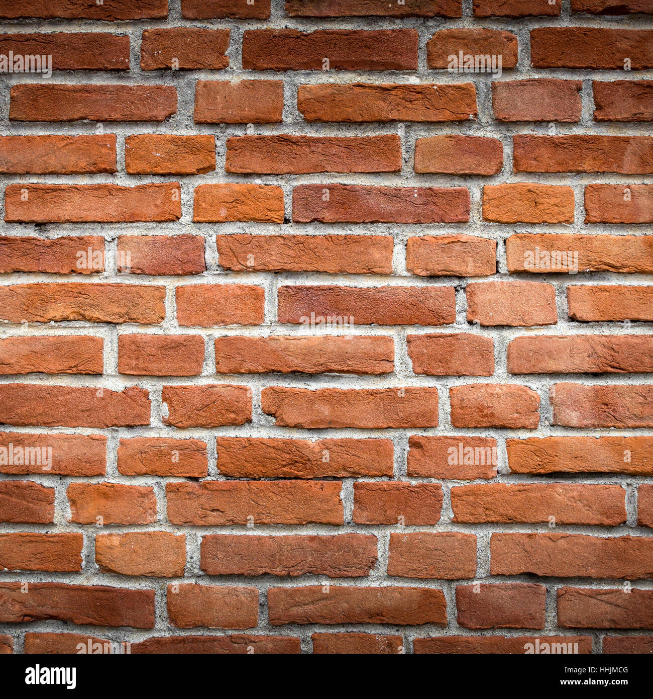 Rustikale Backsteinmauer mit Lichtstrahl, der in der Mitte. Textur-Hintergrund. Stockfoto