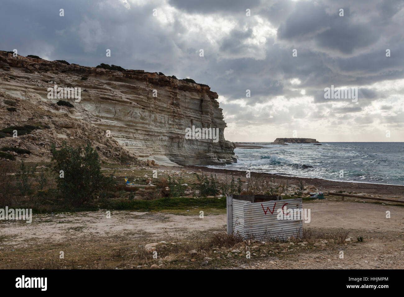Rustikale WC am Strand in der Nähe von Cape Drepano, in der Nähe von Pegeia, Zypern Stockfoto