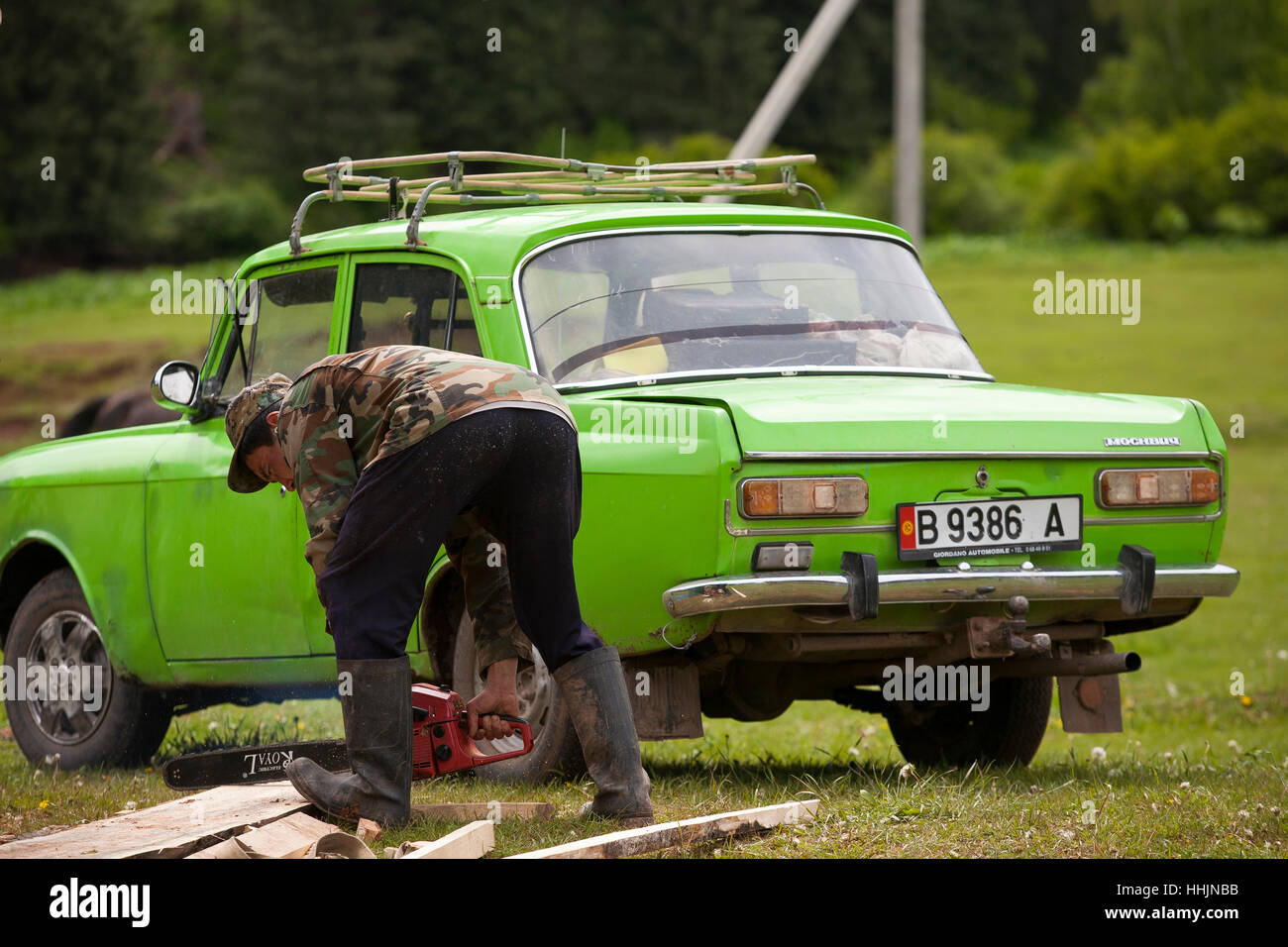 Aufbau der Jurte für den Sommer am Rande des Tien Shan Gebirges, parkte ein Lada Riva schließen, Karakol in Kirgisistan Stockfoto