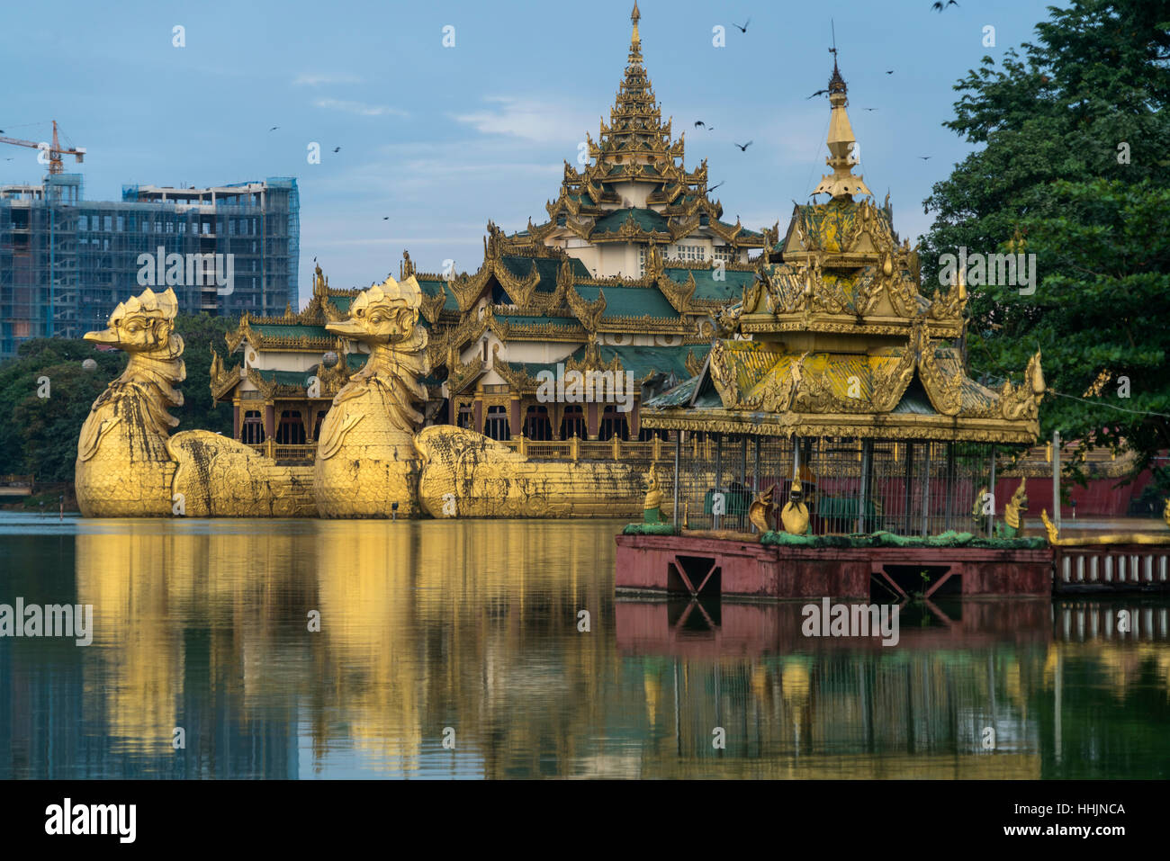 Karaweik Palace am Kandawgyi See in Yangon oder Rangun, Myanmar, Asien Stockfoto