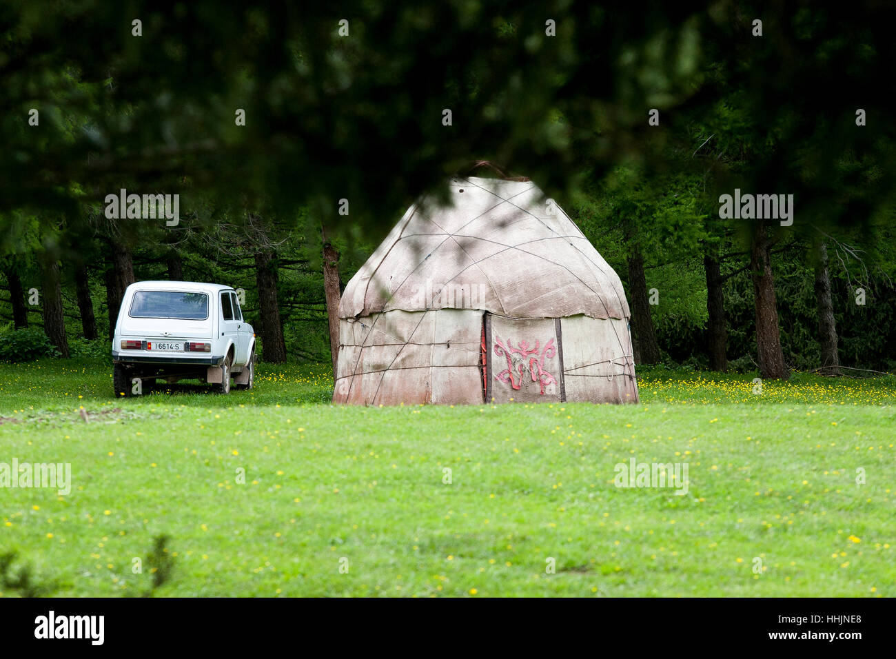 Aufbau der Jurte für den Sommer am Rande des Tien Shan Gebirges, parkte ein Lada Riva schließen, Karakol in Kirgisistan Stockfoto
