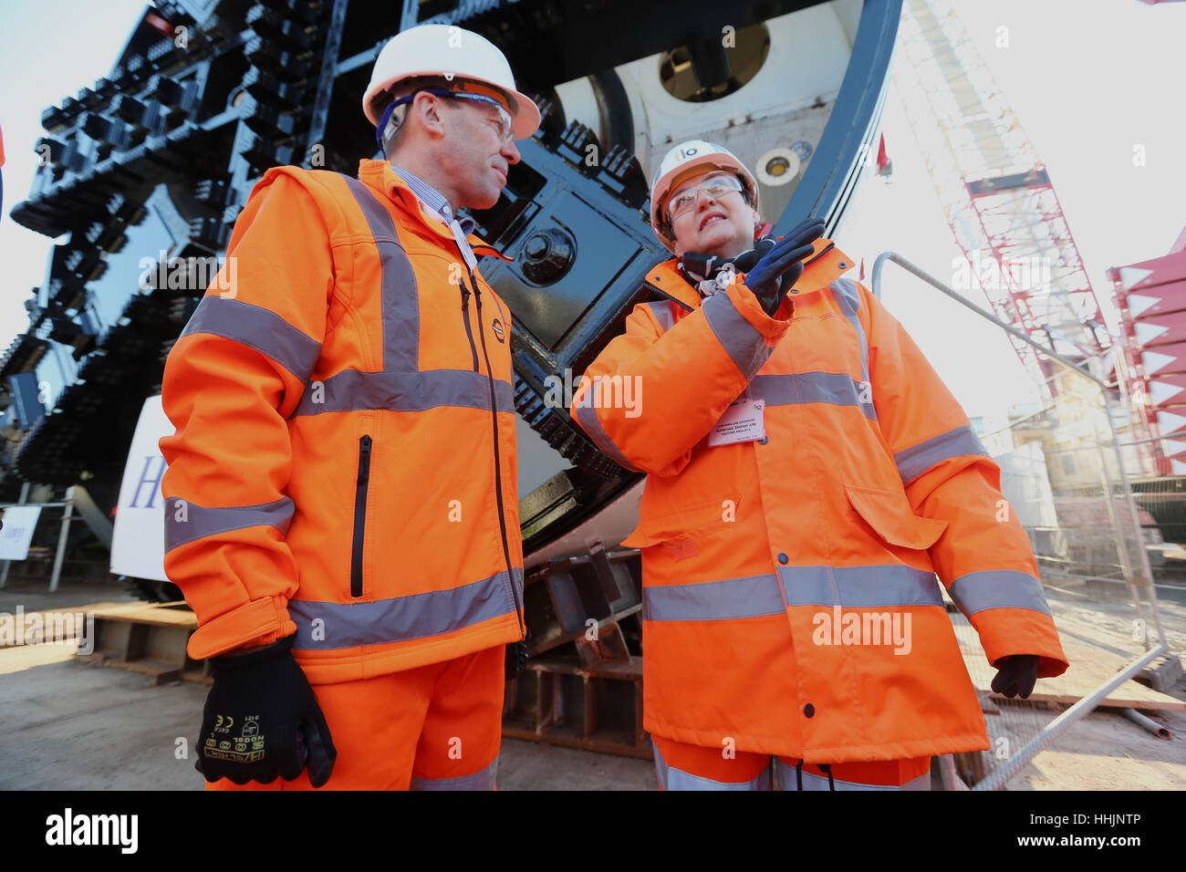 Stellvertretende Bürgermeister für Transport Val Shawcross (rechts) und London Underground Geschäftsführer Mark wilde stehen vor "Helen", eine der zwei neuen Vortriebsmaschinen, während eines Besuchs die Northern Line Extension Site, Battersea, London. Stockfoto