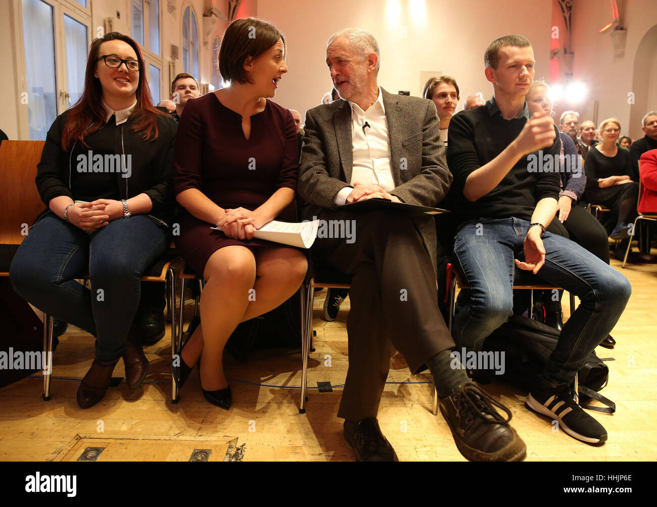 Labour-Chef Jeremy Corbyn sitzt neben schottischen Labour Leader Kezia Dugdale vor seiner Rede auf die Rathäuser in Glasgow, wo er Pläne für eine gerechtere, gerechtere dargelegt, und bessere Schottland und Großbritannien. Stockfoto