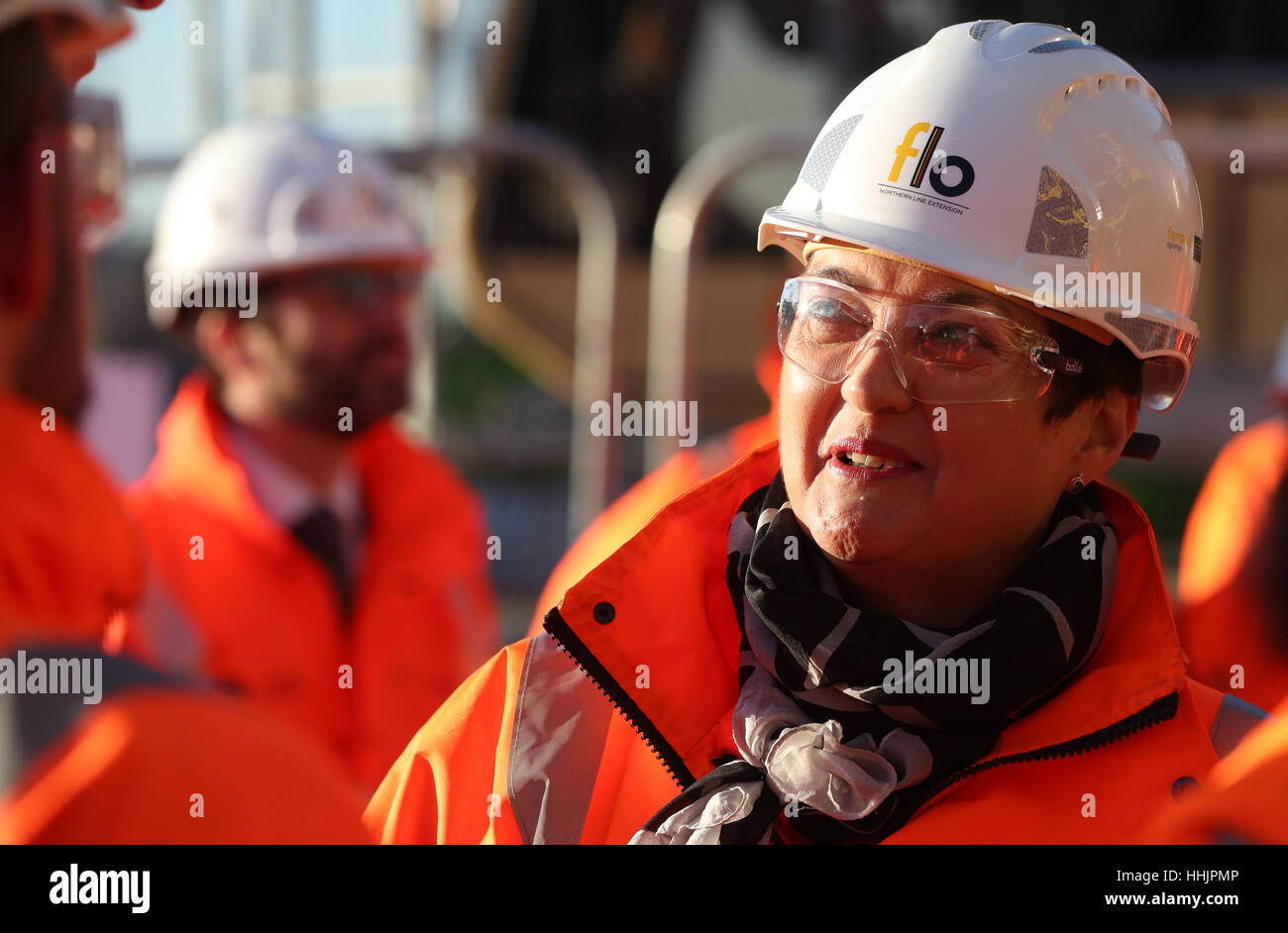 Stellvertretende Bürgermeister für Transport Val Shawcross besucht die Northern Line Extension Site, Battersea, London. Stockfoto