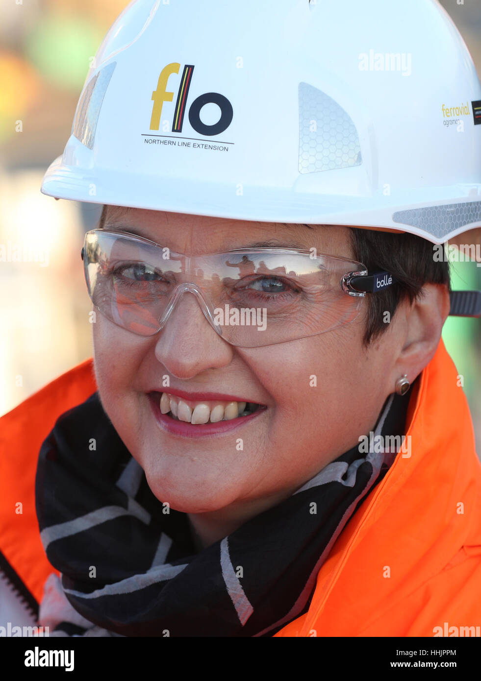 Stellvertretende Bürgermeister für Transport Val Shawcross besucht die Northern Line Extension Site, Battersea, London. Stockfoto