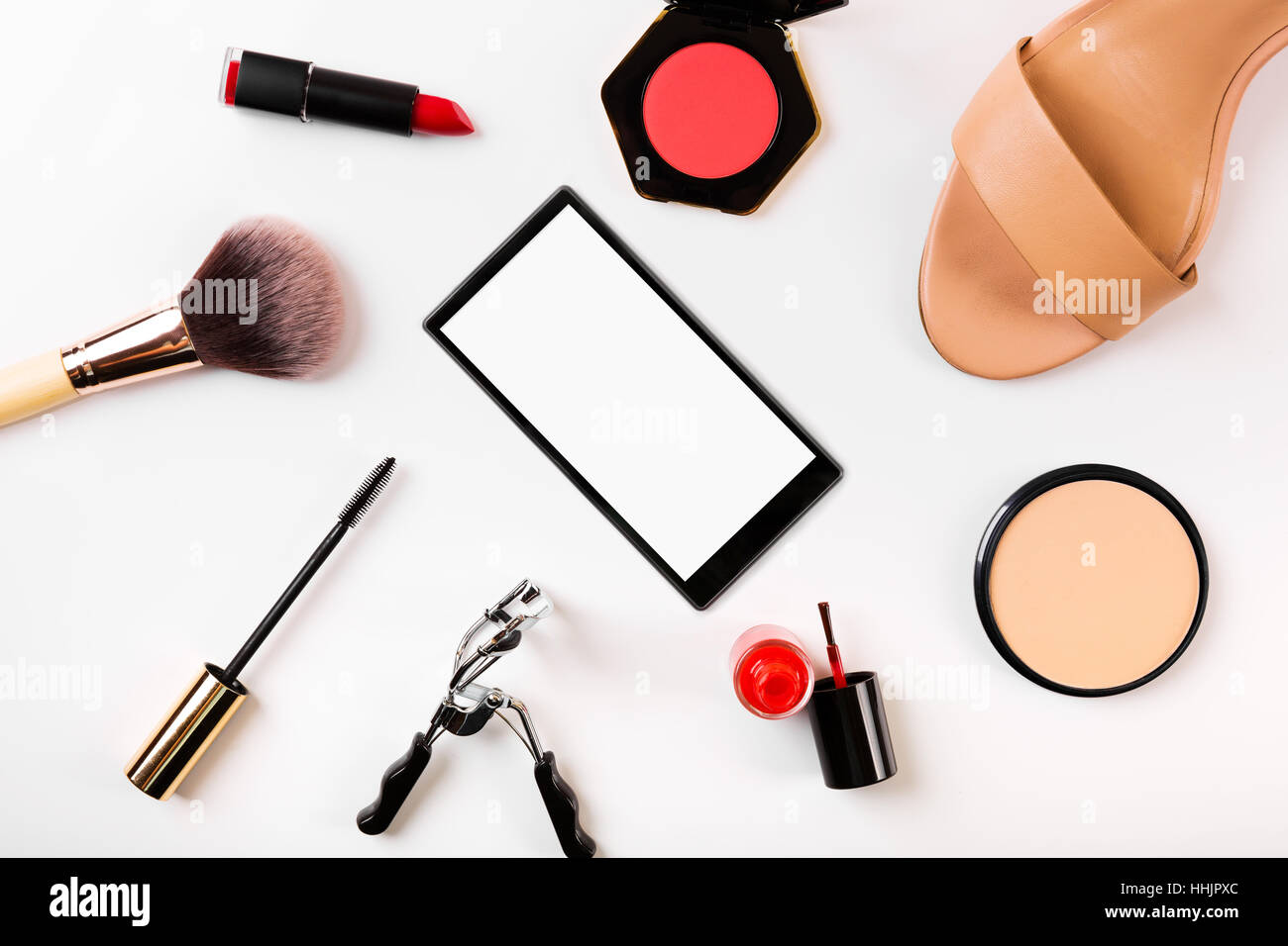 Mode-Accessoires und smart Phone mit leeren Bildschirm. Ansicht von oben Stockfoto