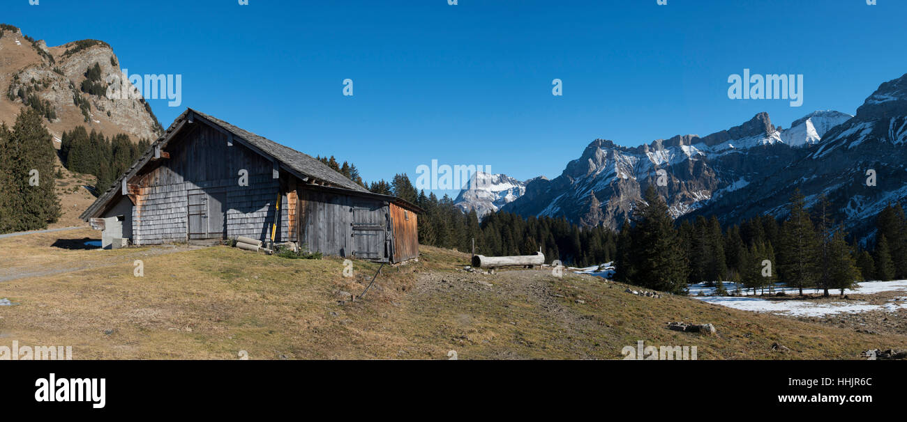 Panorama mit Holzhütte entlang Liaison-Isenau-Oillon, Les Diablerets, Waadt, Schweiz Stockfoto