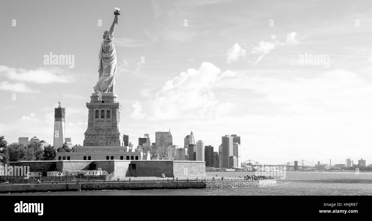 Panorama auf die Freiheitsstatue und die Skyline von Manhattan, New York City, Vereinigte Staaten von Amerika Stockfoto