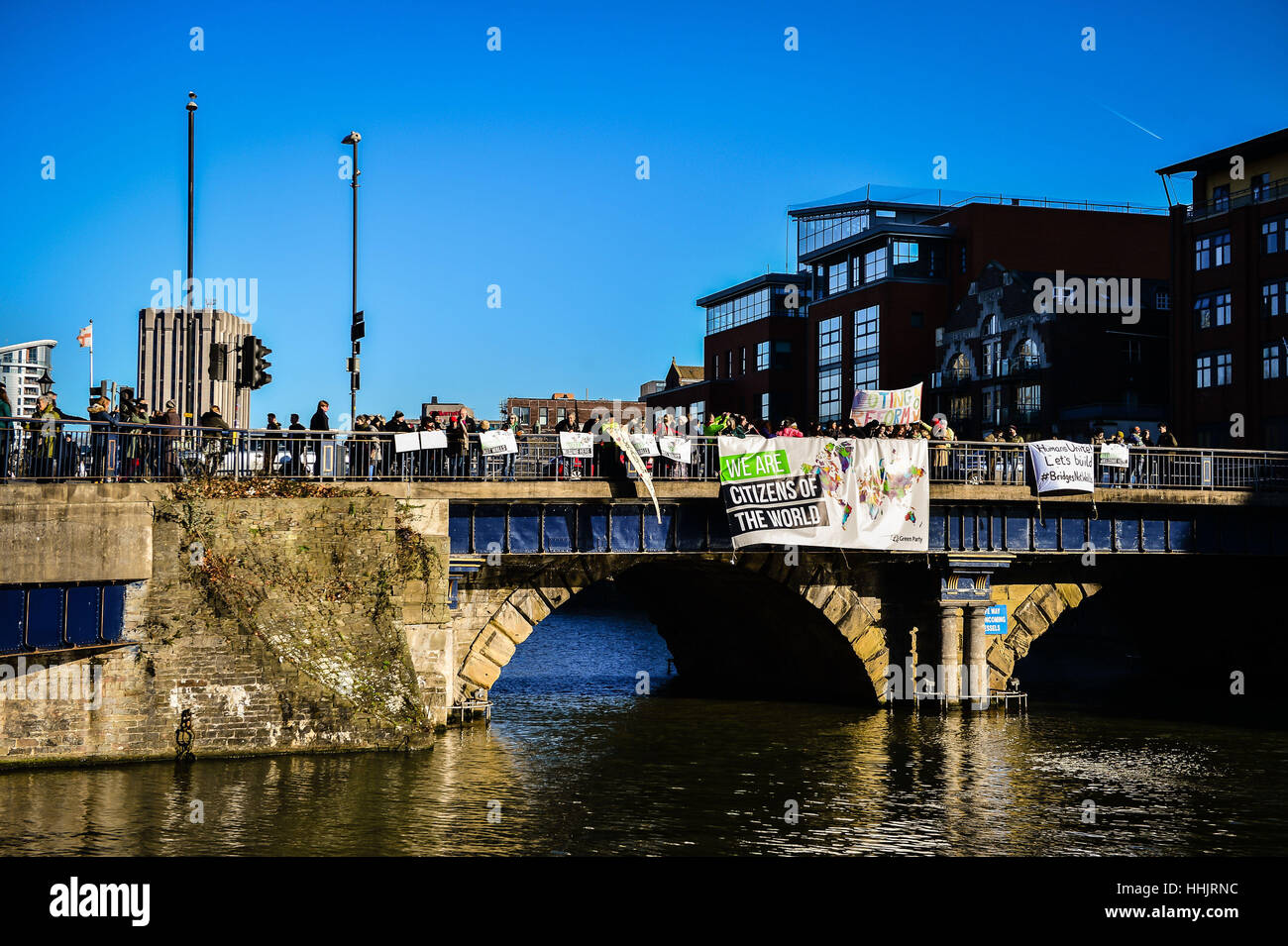 Banner sind auf der Bristol Bridge in Bristol als Teil des Protests der Brücken nicht Wände gegen uns Präsident Donald Trump am Tag seiner Amtseinführung entfaltet. Stockfoto