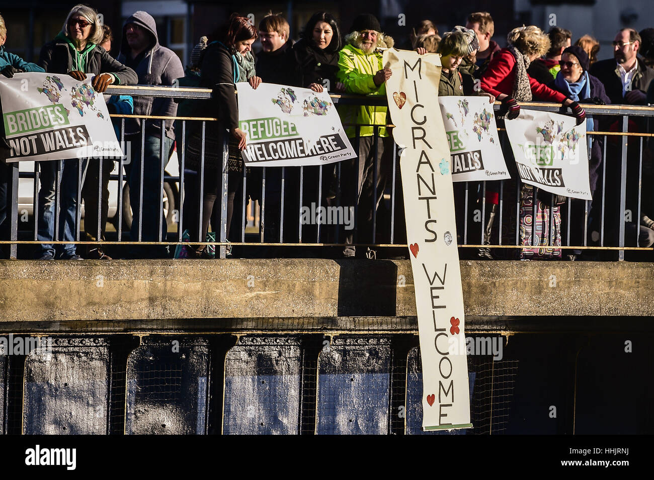 Banner sind auf der Bristol Bridge in Bristol als Teil des Protests der Brücken nicht Wände gegen uns Präsident Donald Trump am Tag seiner Amtseinführung entfaltet. Stockfoto