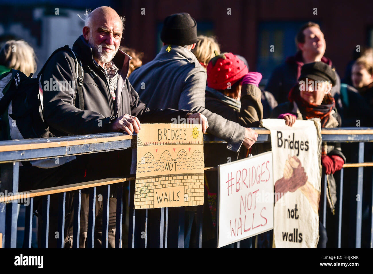Demonstranten mit Plakaten auf der Bristol Bridge in Bristol als Teil der Brücken nicht Wände protestieren gegen US-Präsident Donald Trump am Tag seiner Amtseinführung. Stockfoto
