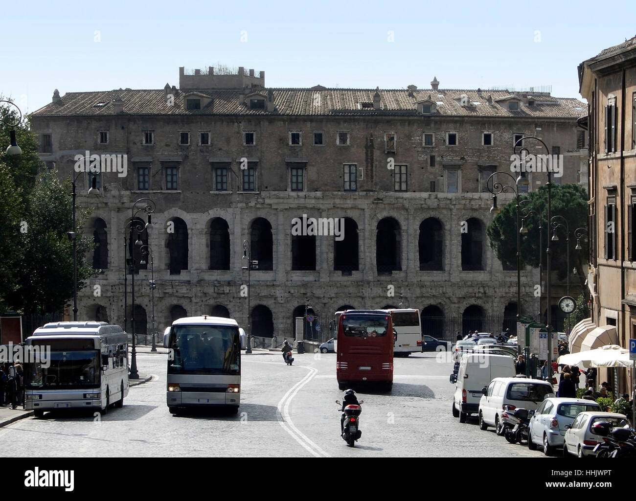 Straße in der Nähe von TheTheatre des Marcellus in Rom (Italien) im sonnigen Ambiente Stockfoto