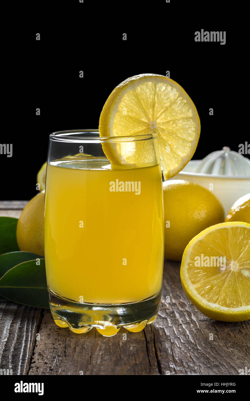 Zitronensaft auspressen Stockfoto