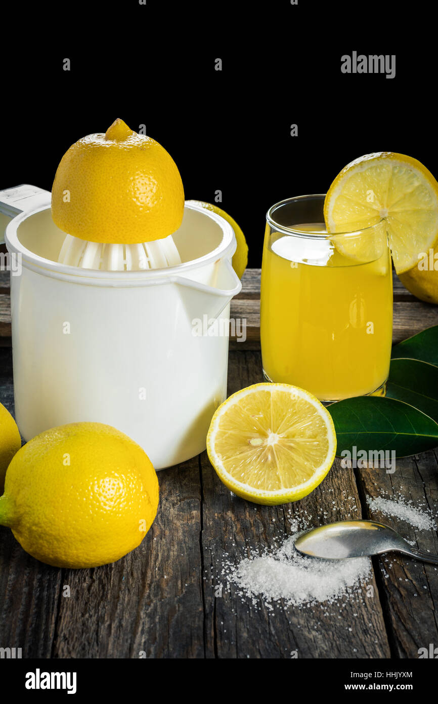 Zitronensaft auspressen Stockfoto