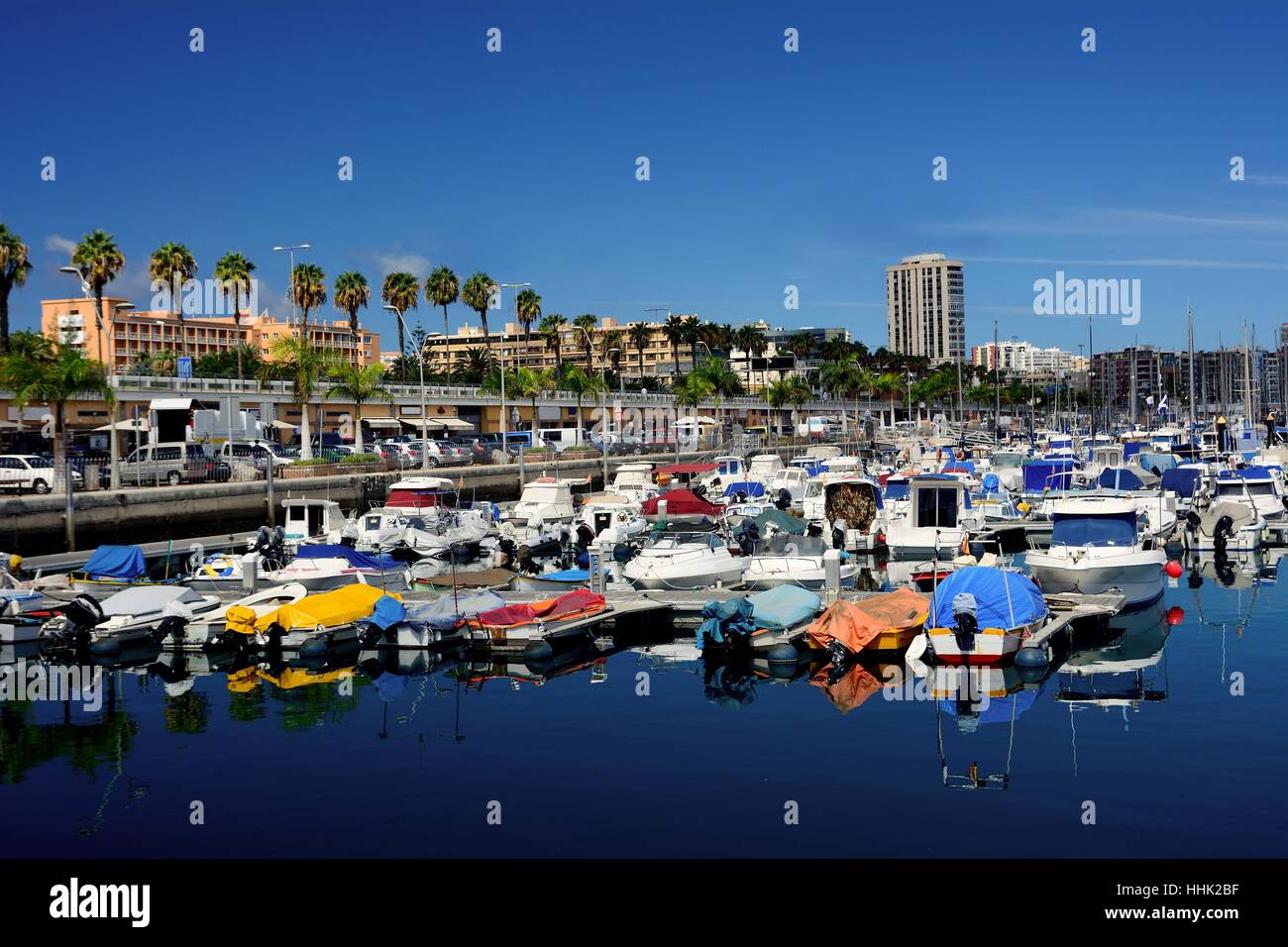 Hafen von Las Palmas mit kleinen Booten im Norden Gran Canaria, Kanarische Inseln. Stockfoto