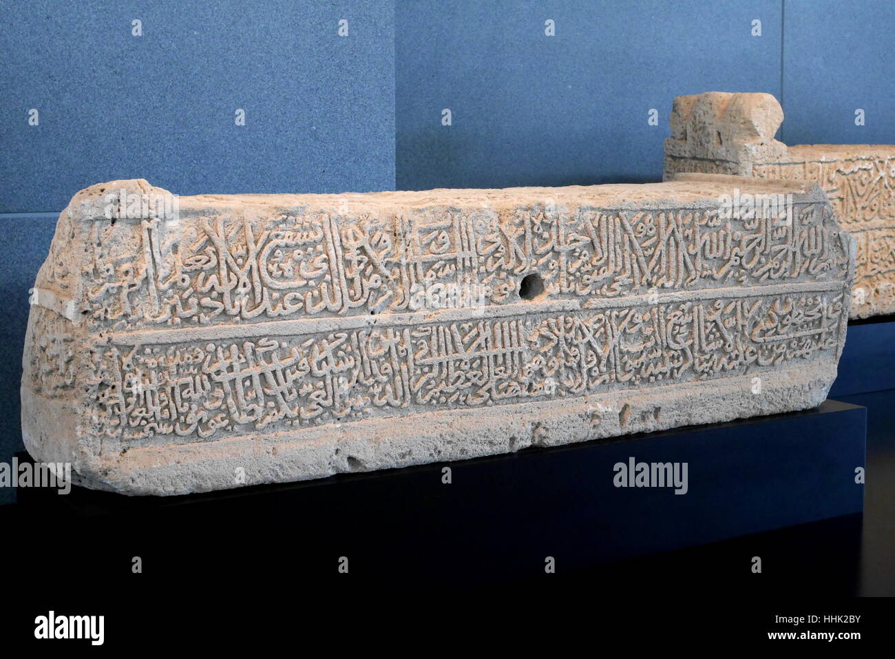 Verzierte Grabstele auf dem Display an das Besucherzentrum Al Khamis Mosque, Königreich von Bahrain Stockfoto