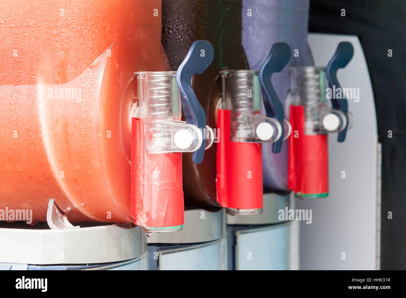 Das schöne Maschinengewehr tun die verschiedenen gefrorene Getränke Stockfoto
