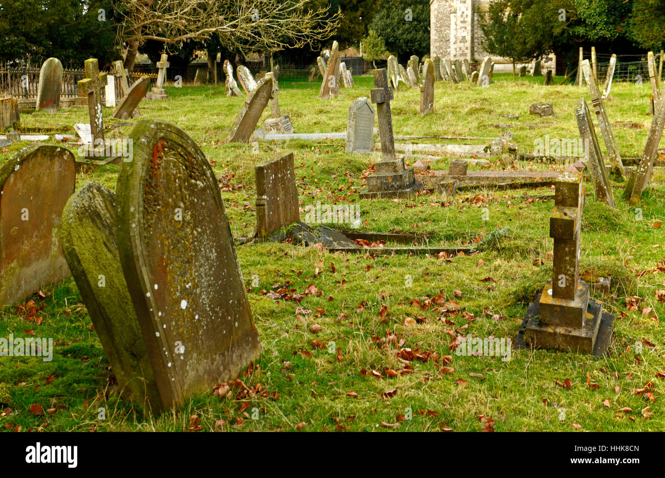 Ein Blick auf Grabsteine auf dem Friedhof der Pfarrkirche am North Elmham, Norfolk, England, Vereinigtes Königreich. Stockfoto