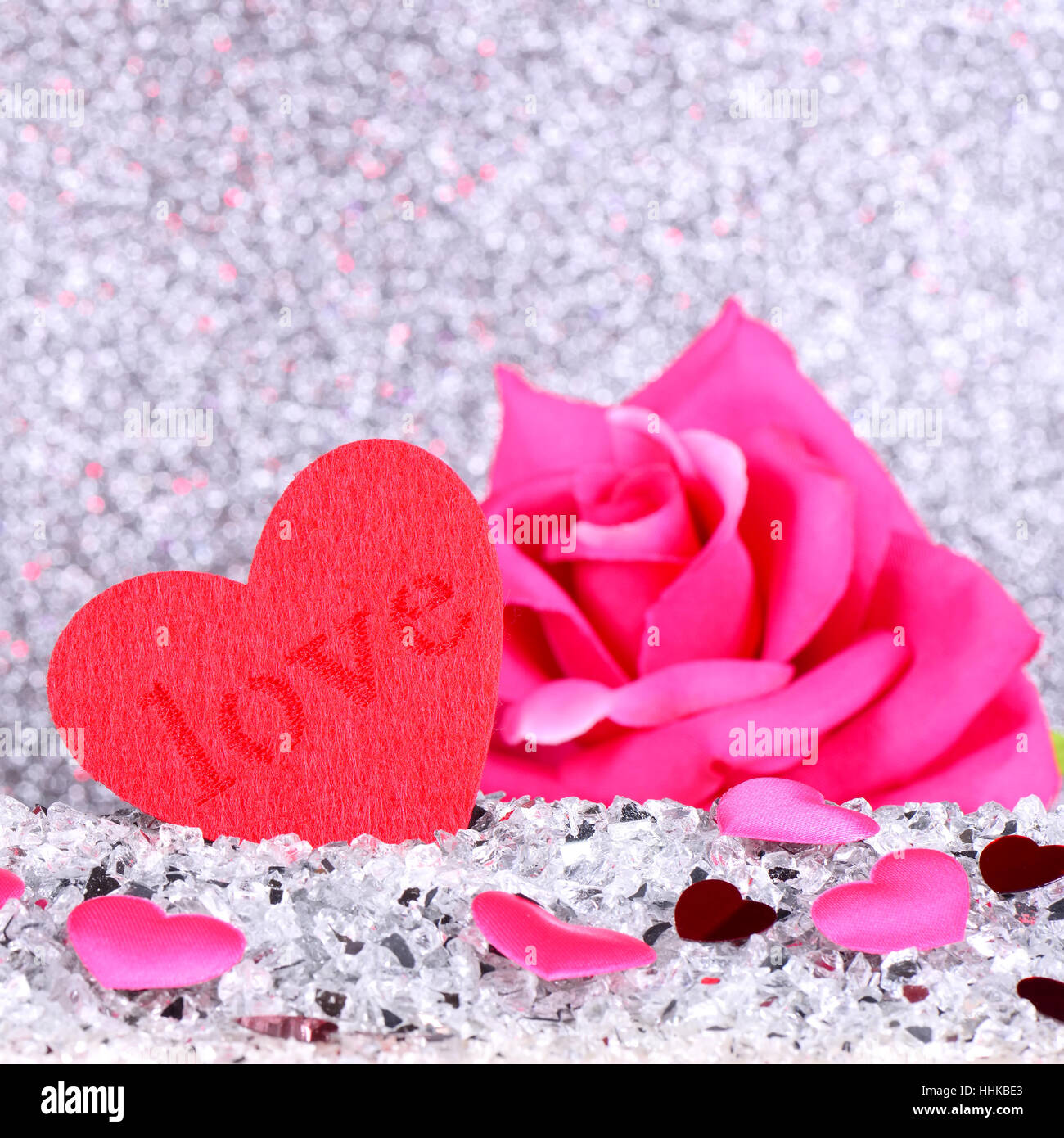 Das rote Herz formen und rosa Rose Blume auf abstrakte Licht Silber Glitzer Hintergrund in Liebe Konzept für Valentines Tag und romantischen Moment Stockfoto