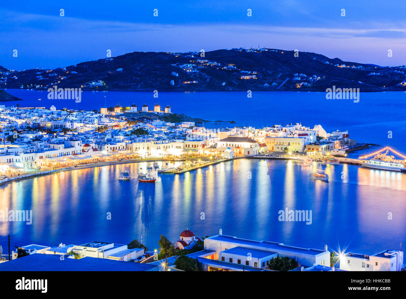 Mykonos Hafen mit Booten in der Dämmerung, Kykladen, Griechenland Stockfoto
