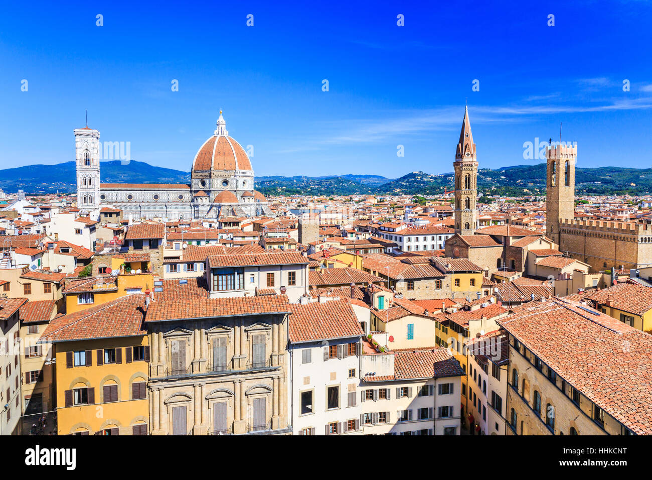 Florenz, Italien. Palazzo Bargello Tower, Badia Fiorentina Glockenturm und die Kathedrale mit der Kuppel von Brunelleschi. Stockfoto