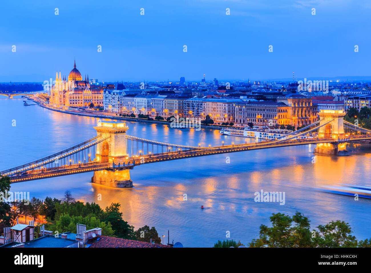 Budapest, Ungarn. Die Kettenbrücke über die Donau und berühmte Gebäude des Parlaments. Stockfoto