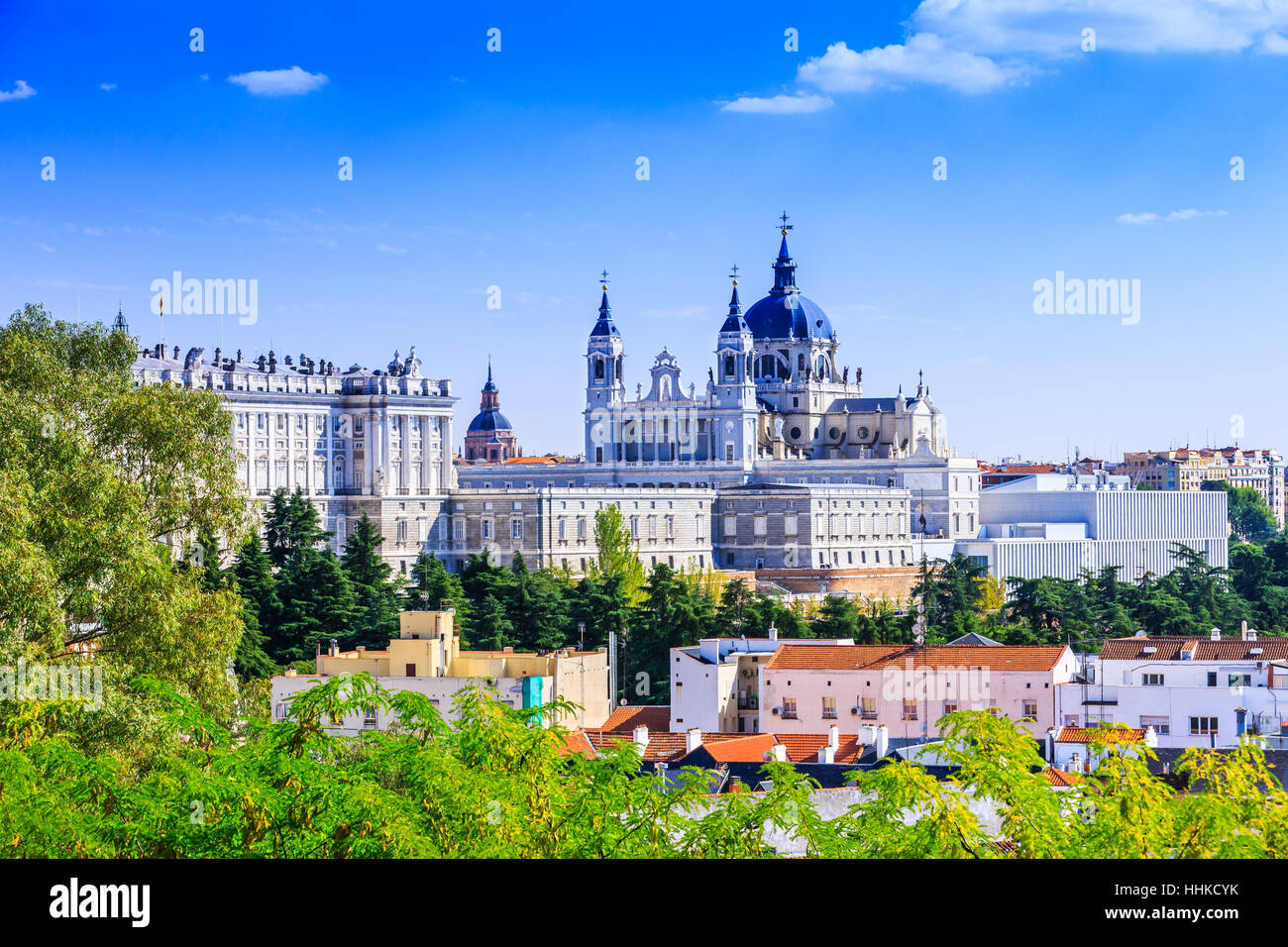 Madrid, Spanien. Santa Maria la Real De La Almudena-Kathedrale und dem Königspalast. Stockfoto