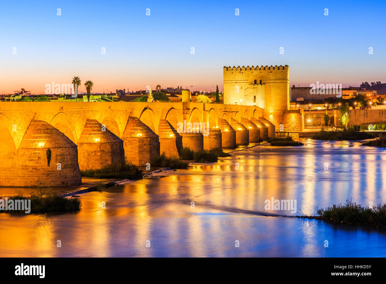 Córdoba, Spanien. Römische Brücke am Fluss Guadalquivir. Stockfoto