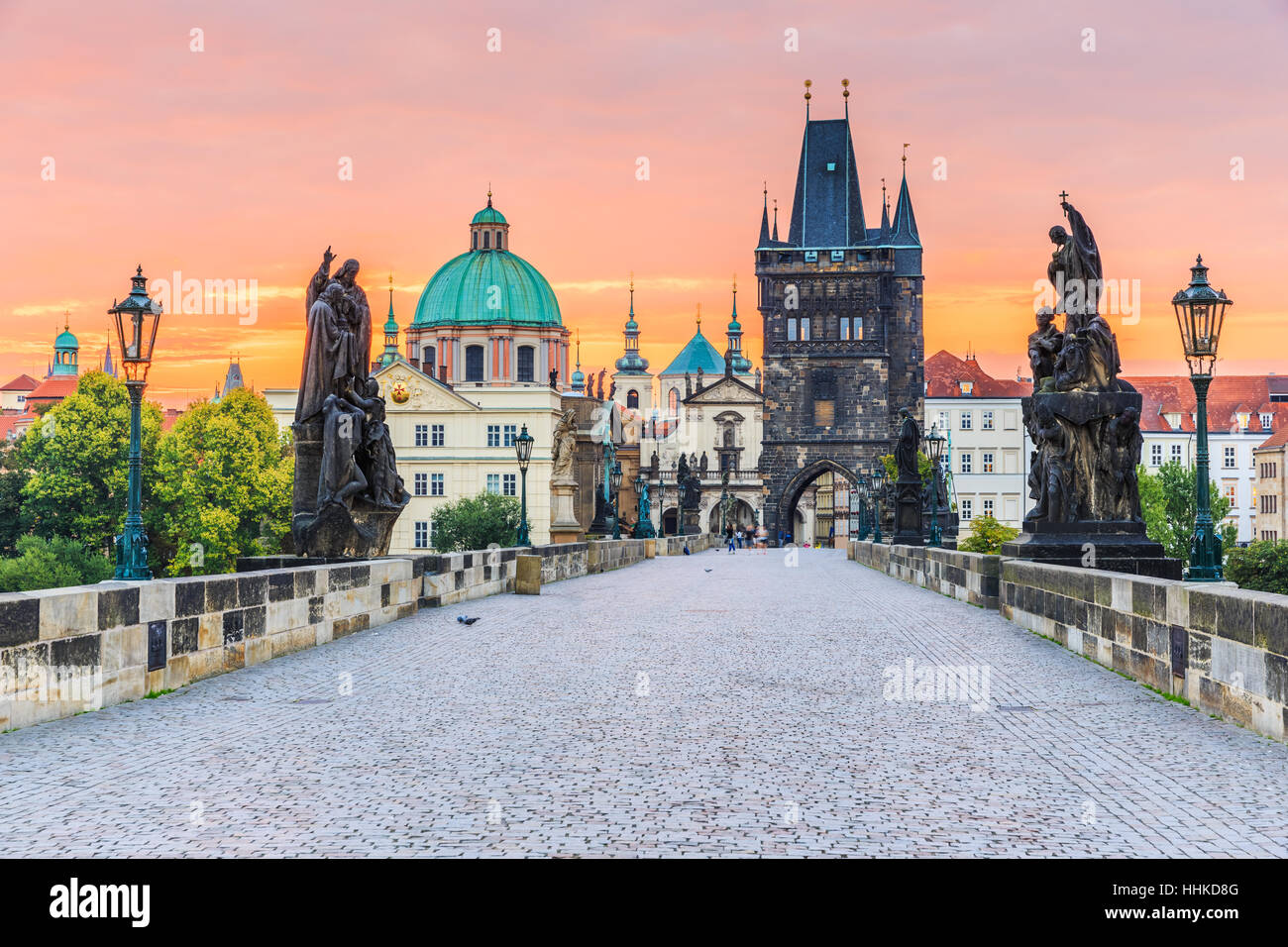 Prag, Tschechische Republik. Karlsbrücke (Karluv Most) und Old Town Tower bei Sonnenaufgang. Stockfoto