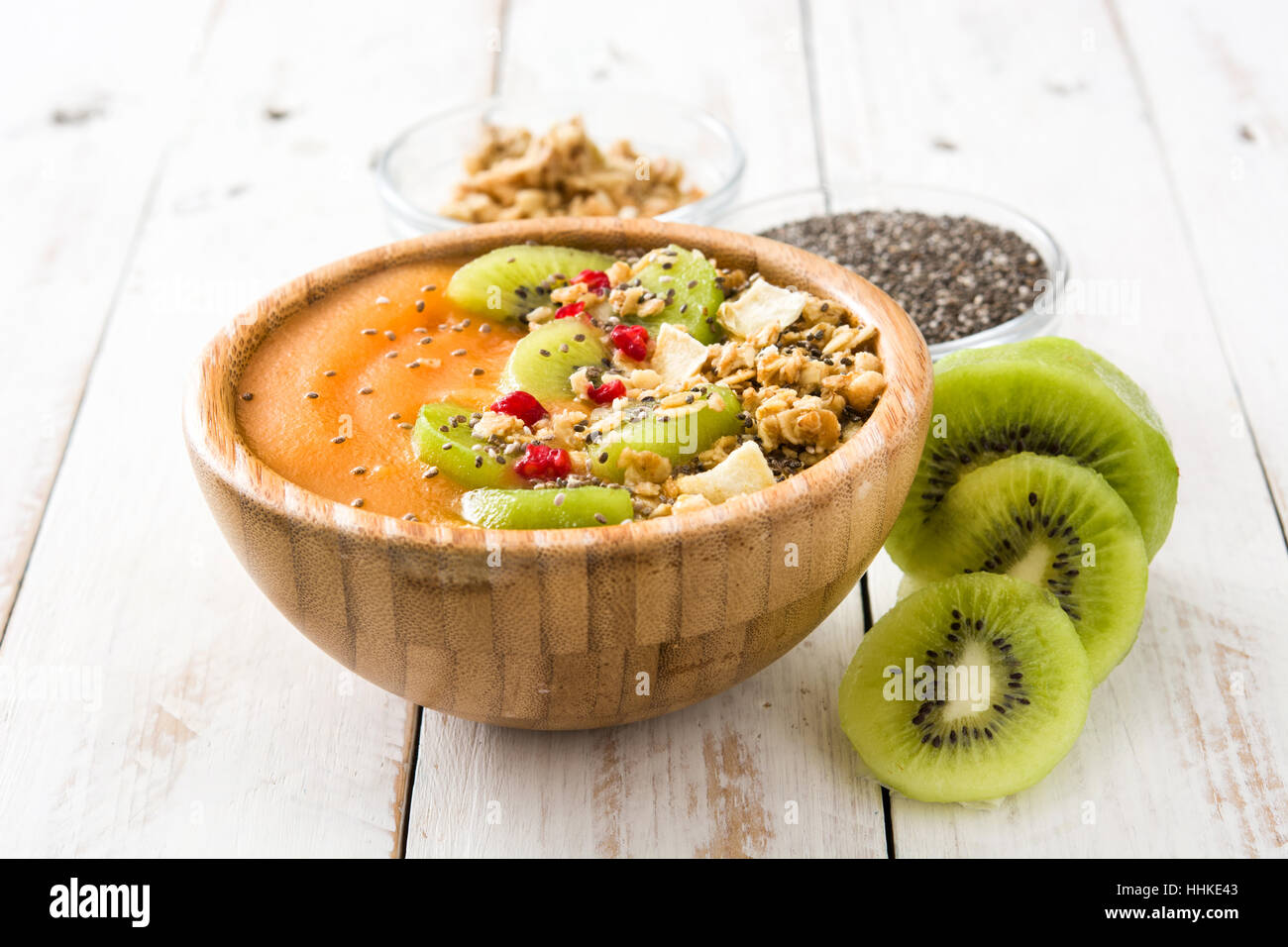 Smoothie mit Obst, Getreide und Chia auf weißer Holztisch Stockfoto