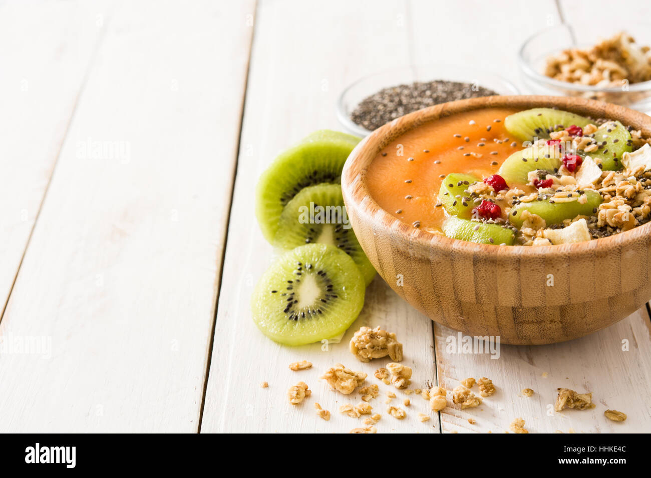 Smoothie mit Obst, Getreide und Chia auf weißer Holztisch Stockfoto