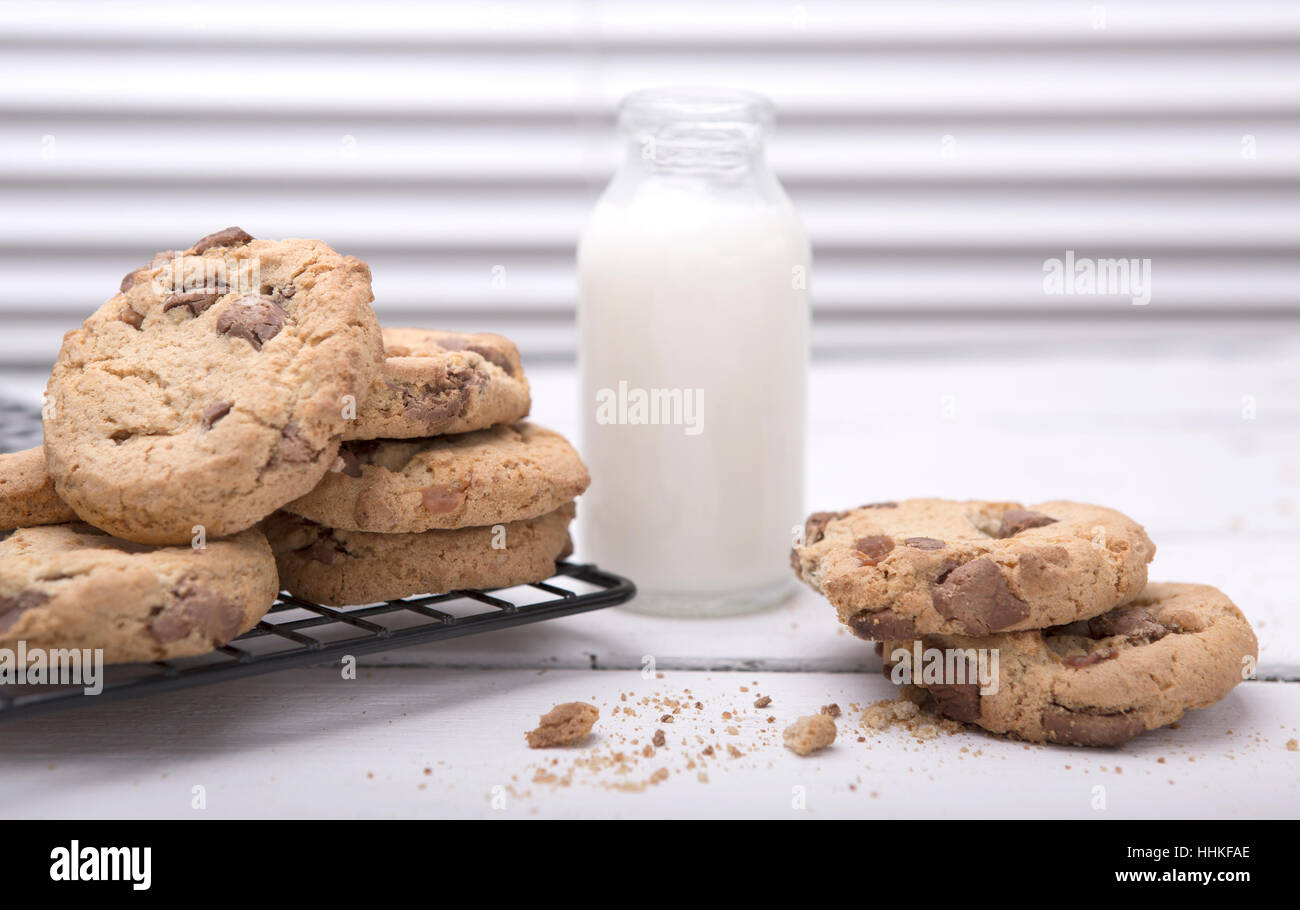 Frische hausgemachte Kekse und Milch Stockfoto