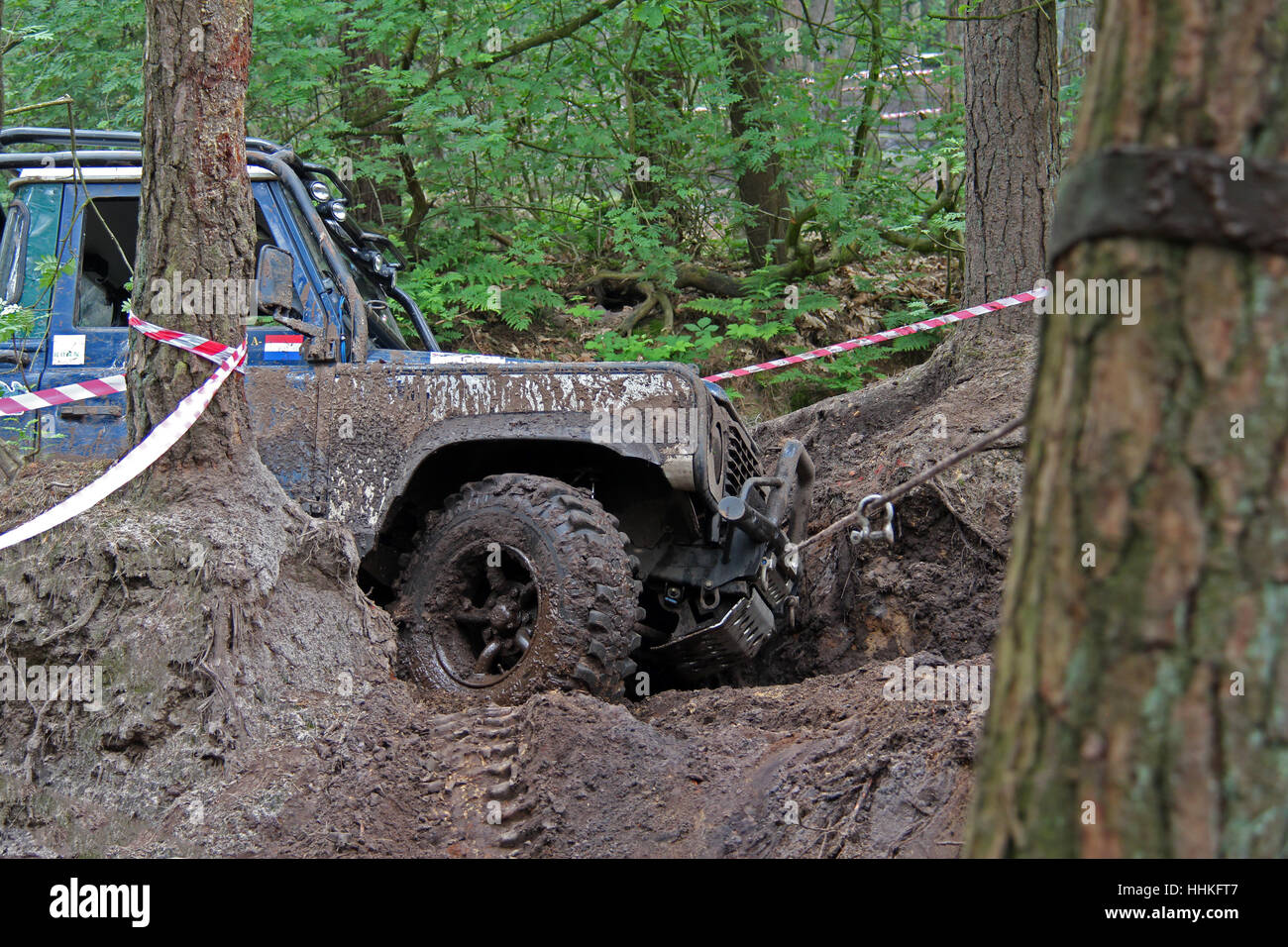 Blau 4 x 4 Land Rover Defender 90 während schlammigen 4 x 4 Offroad-challenge Stockfoto