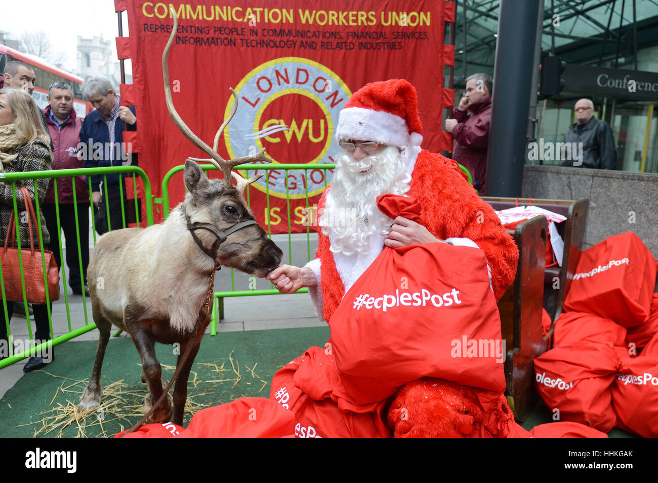 Santa liefert Tausende von Postkarten für den Business Energie- und industriepolitische Strategie fordern ein Ende zur Schließung von Filialen im Namen der Krone Post Arbeit Streikenden Featuring: Santa Claus wo: London, Vereinigtes Königreich bei: Kredit-19. Dezember 2016: Howard Jones/WENN.com Stockfoto