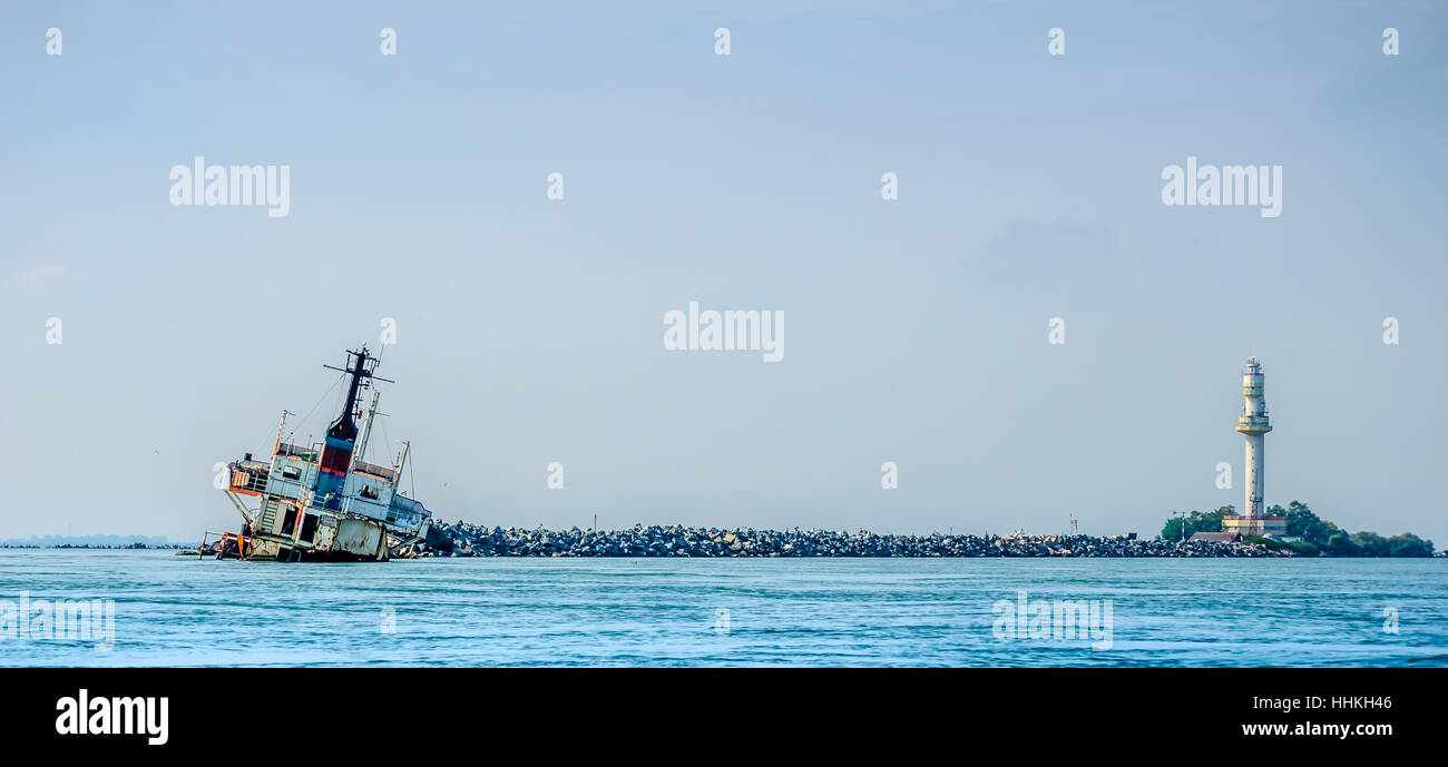 Schiffswrack, Schiff mitten auf dem Meer Stockfoto