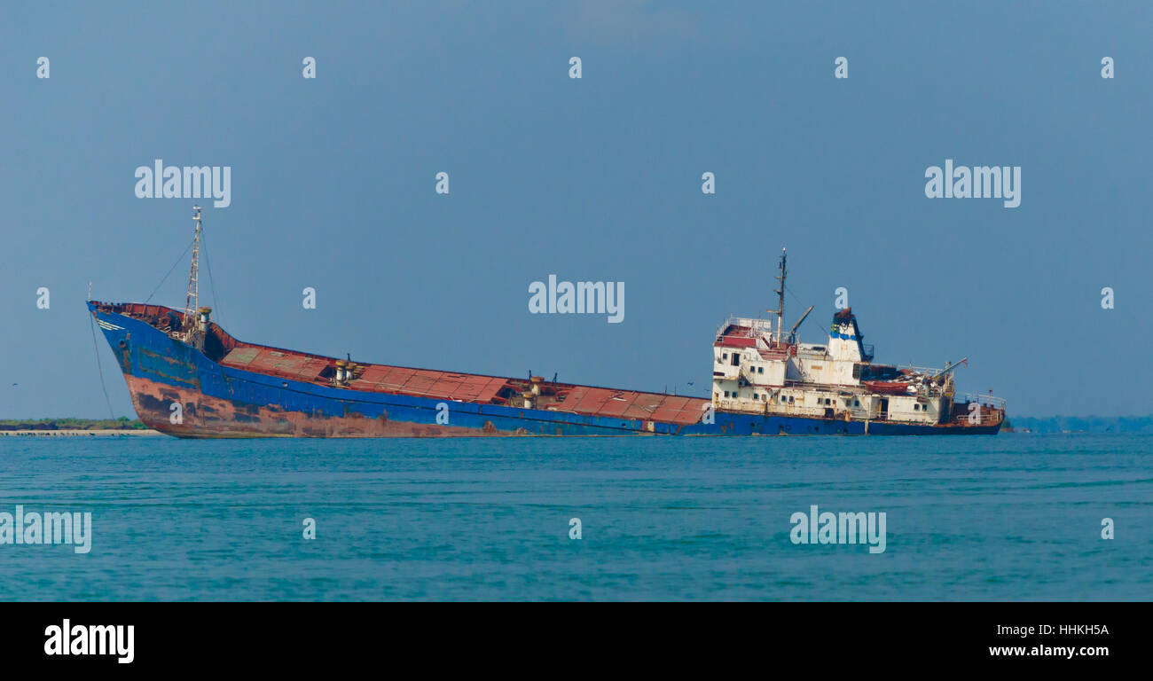 sinkendes Schiff Stockfoto