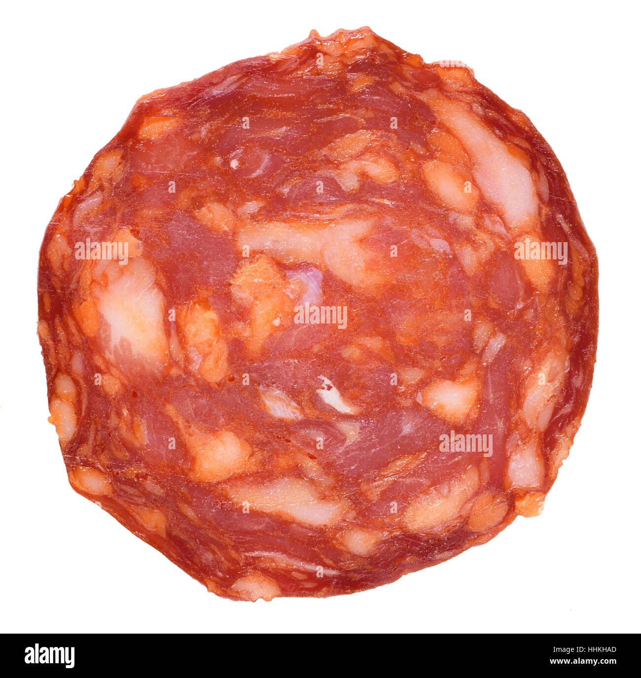 Scheibe Salami hautnah. Isoliert auf weißem Hintergrund Stockfoto