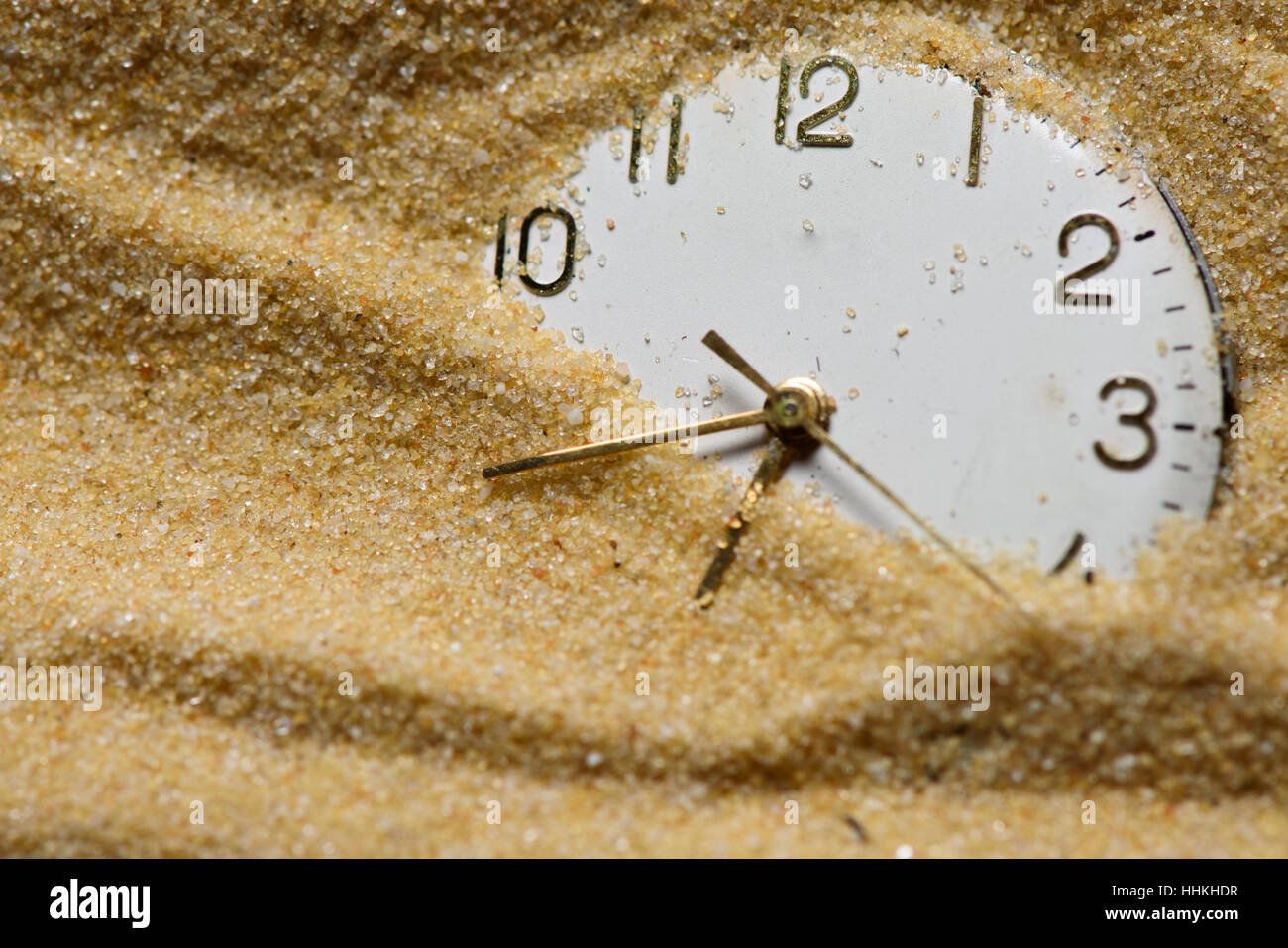 Alte Uhr-Gesicht im Sand hautnah Stockfoto