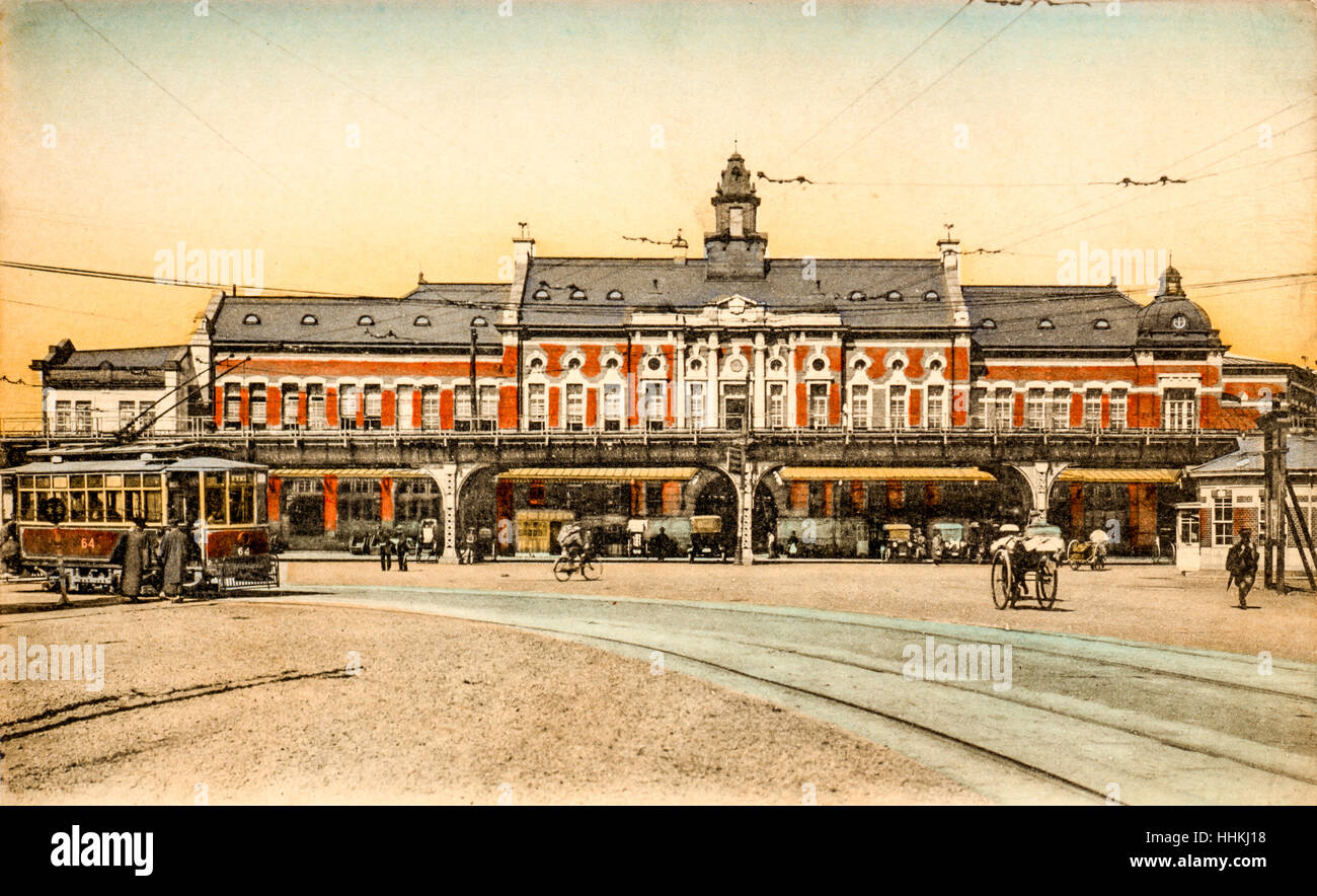 Japan, Yokohama. Alte Ansichtskarte Hand gefärbt. Zweite Yokohama Bahnhof gebaut 1915 hinter einem erhöhten Freight Line. Etwa um 1900 n. Stockfoto