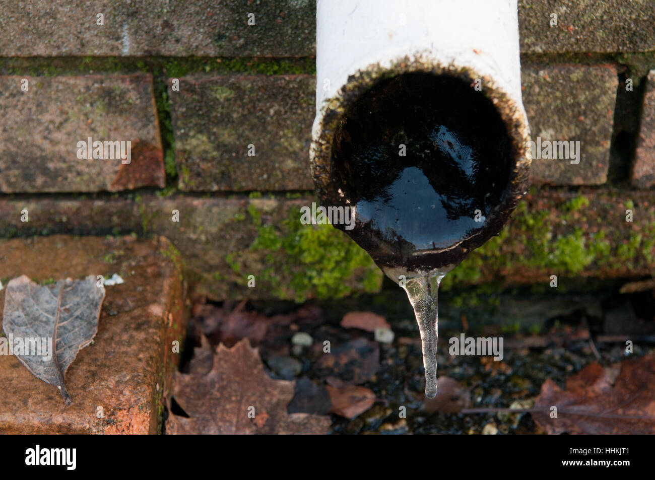 eingefrorene Wasserleitung mit Eis im winter Stockfoto